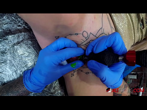 ❤️ Ekstrèmman tatoue hottie Sully Savage te fè yon tatoo sou klitoris li ❤❌ Jis pònografi nan ht.dewporn.ru